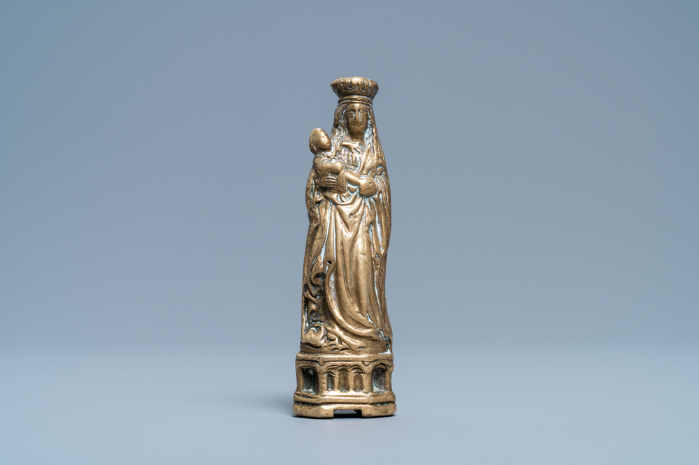 Un ornement de lustre en bronze en forme d'une Vierge &agrave; l'enfant, Pays-Bas, peut-&ecirc;tre Utrecht, 1&egrave;re moiti&eacute; du 16&egrave;me