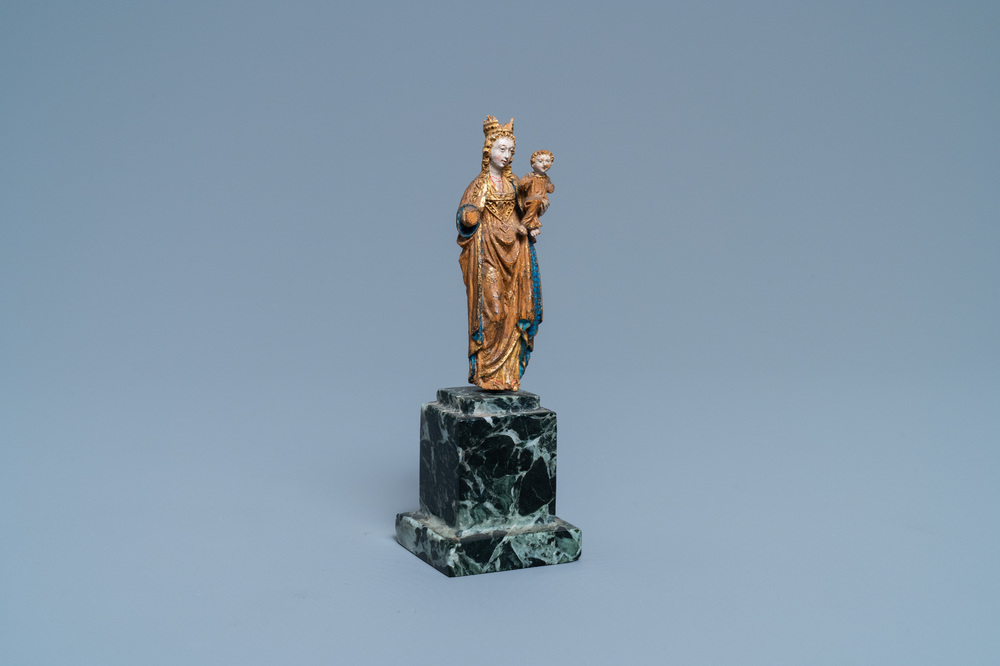 Une statue miniature d'une Vierge &agrave; l'enfant en noyer polychrom&eacute; et dor&eacute; de type 'Poup&eacute;e de Malines', 2&egrave;me moiti&eacute; du 15&egrave;me