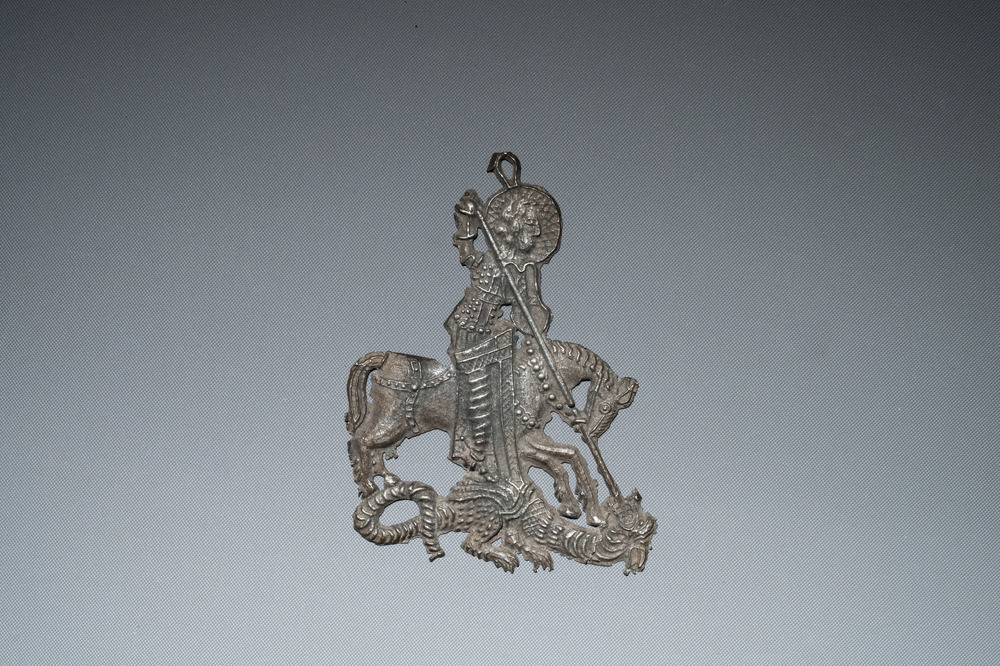 Een tinnen pelgrimsinsigne met Sint-Joris en de draak, De Nederlanden, 14e eeuw