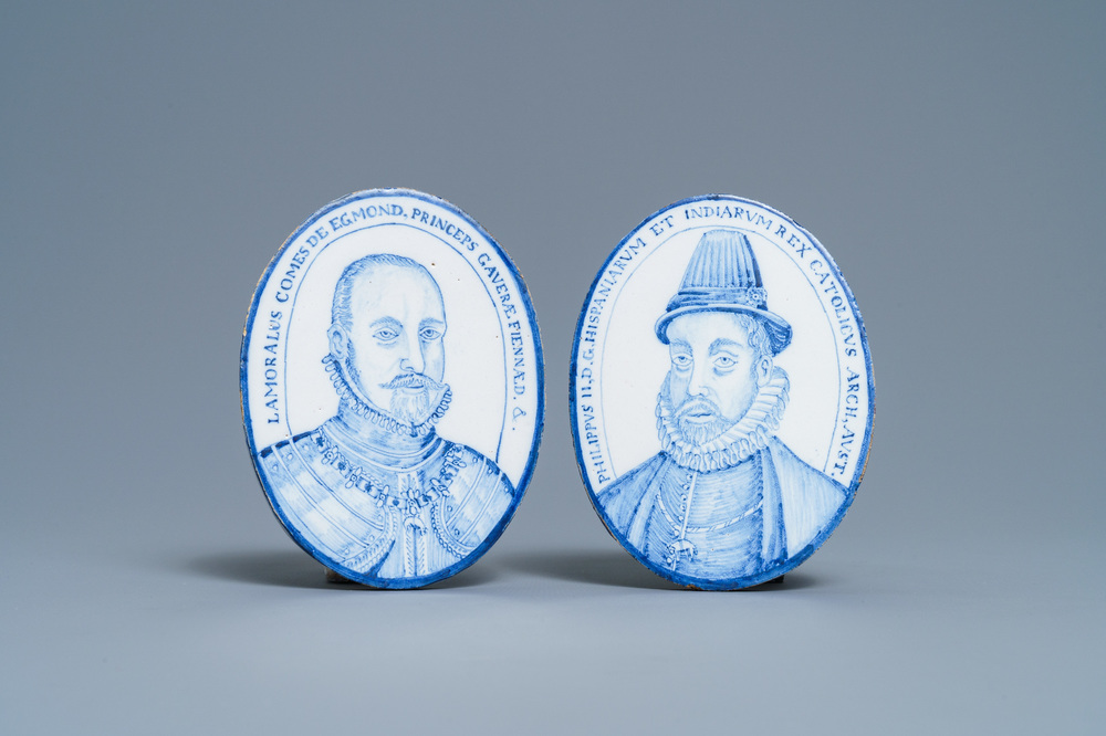 Une paire de plaques aux portraits en fa&iuml;ence d'Utrecht en bleu et blanc dans le style de Delft, d&eacute;but du 19&egrave;me