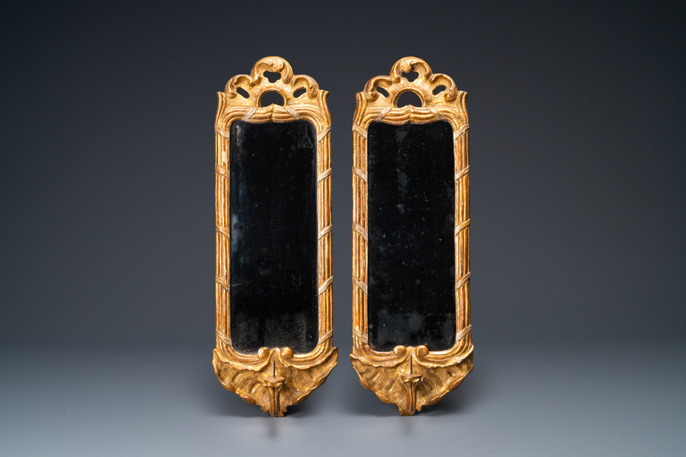 Une paire de miroirs aux bougeoirs en bois dor&eacute;, France ou Italie, 17/18&egrave;me