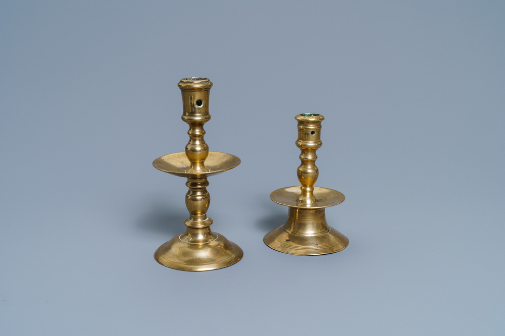 Deux bougeoirs en bronze, Flandres, 16/17&egrave;me