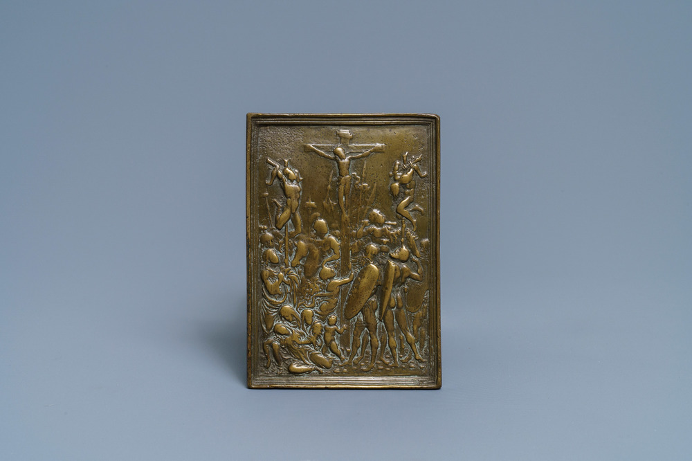 Un pax en bronze avec une plaquette repr&eacute;sentant 'La Crucifixion' d'apr&egrave;s Moderno, Italie, vers 1500