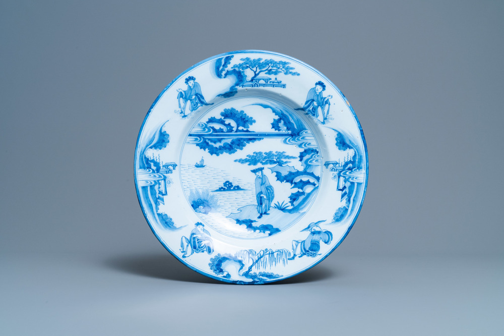 Un plat en fa&iuml;ence de Delft en bleu et blanc &agrave; d&eacute;cor d'une chinoiserie, fin du 17&egrave;me
