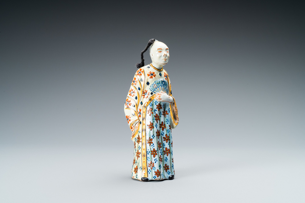 Een polychrome Delftse figuur van een Chinees, ca. 1800