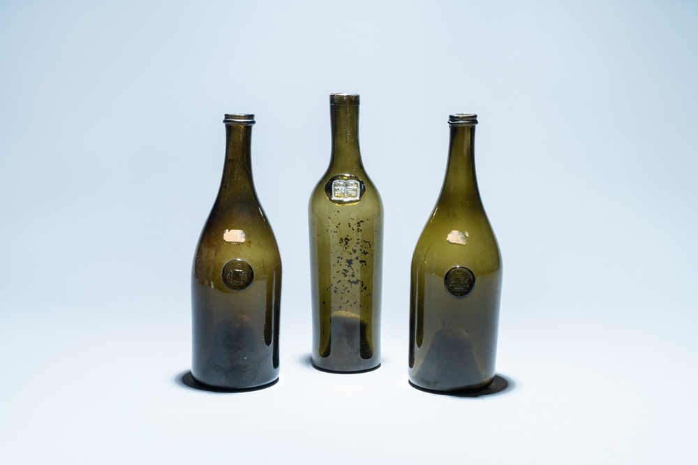 Trois bouteilles &agrave; vin en verre vert orn&eacute;es de sceaux couronn&eacute;s, 18/19&egrave;me