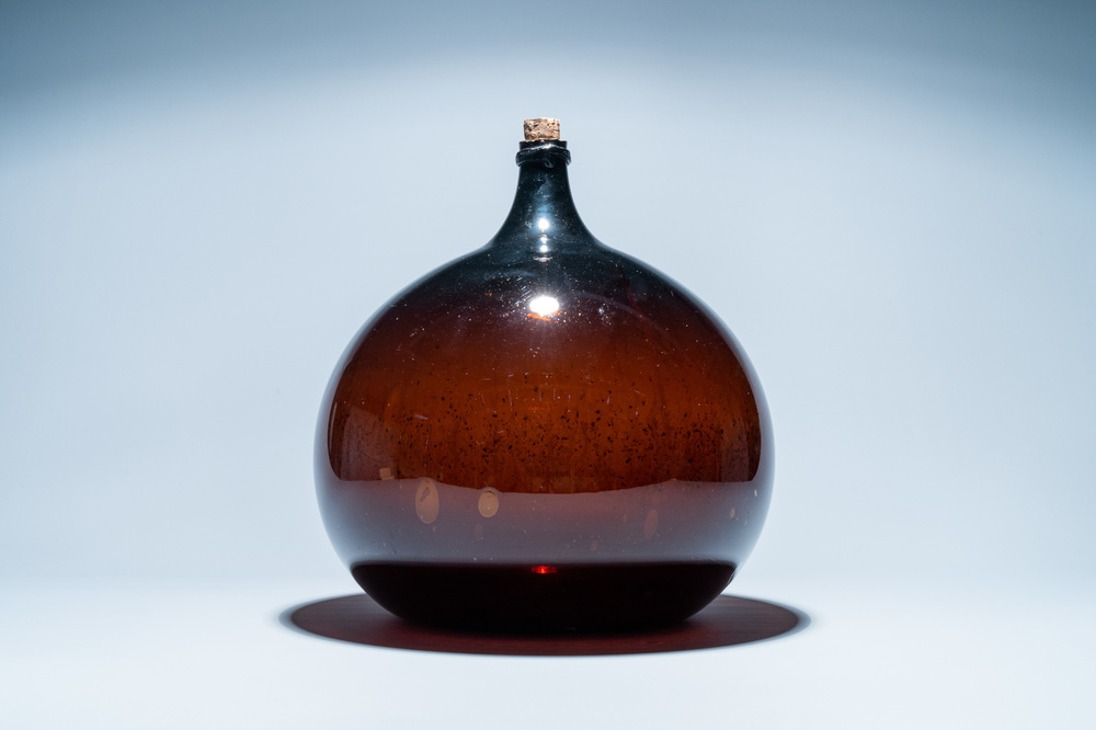 Een grote bruine glazen fles, 18e eeuw