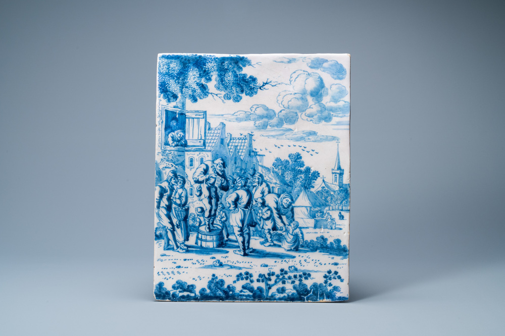 Une plaque en fa&iuml;ence de Delft en bleu et blanc &agrave; d&eacute;cor d'une sc&egrave;ne de village, 2&egrave;me moiti&eacute; du 17&egrave;me