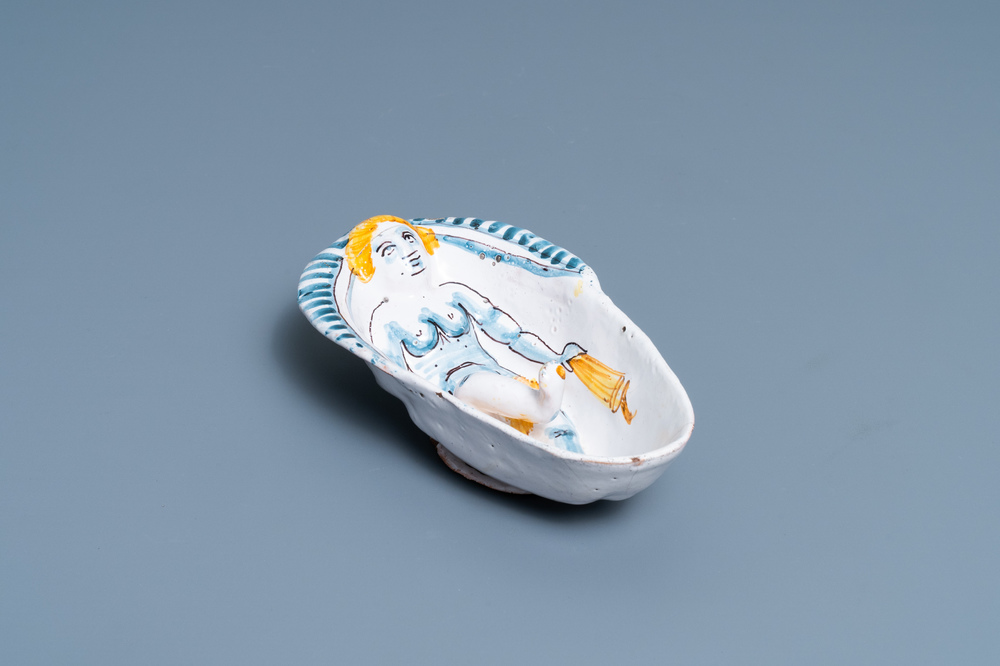 Une coupe de forme ovale figurant une femme, fa&iuml;ence polychrome de Nevers, France, 17&egrave;me