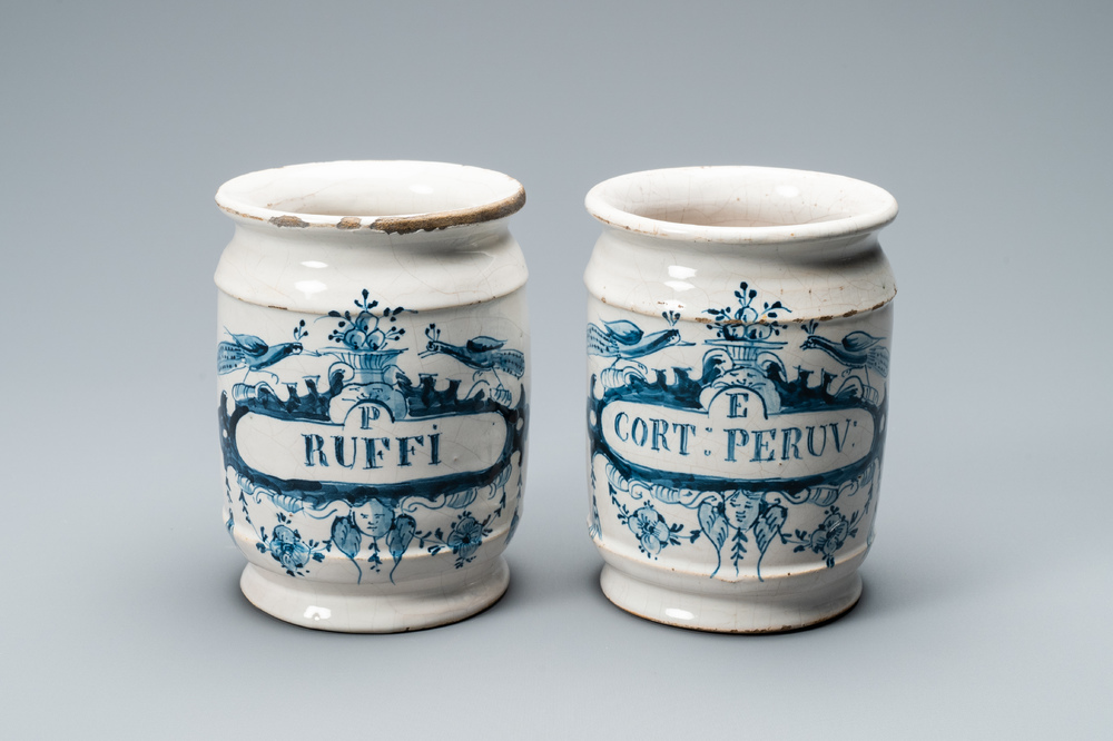 Une paire de pots de pharmacie de type albarello en fa&iuml;ence de Delft en bleu et blanc, 18&egrave;me