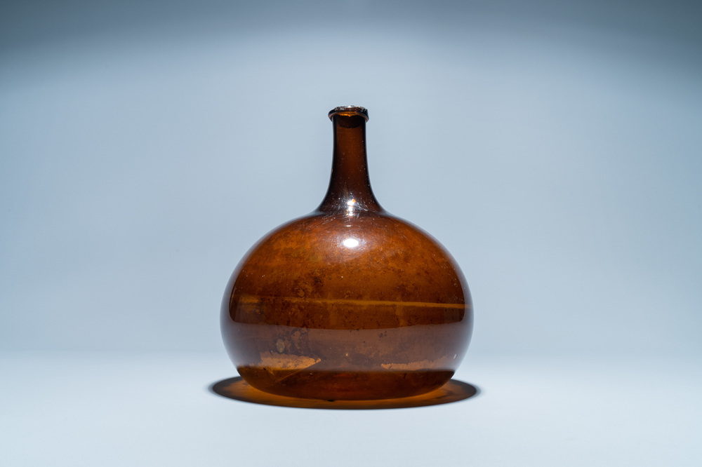 Een bruine glazen fles, 18e eeuw