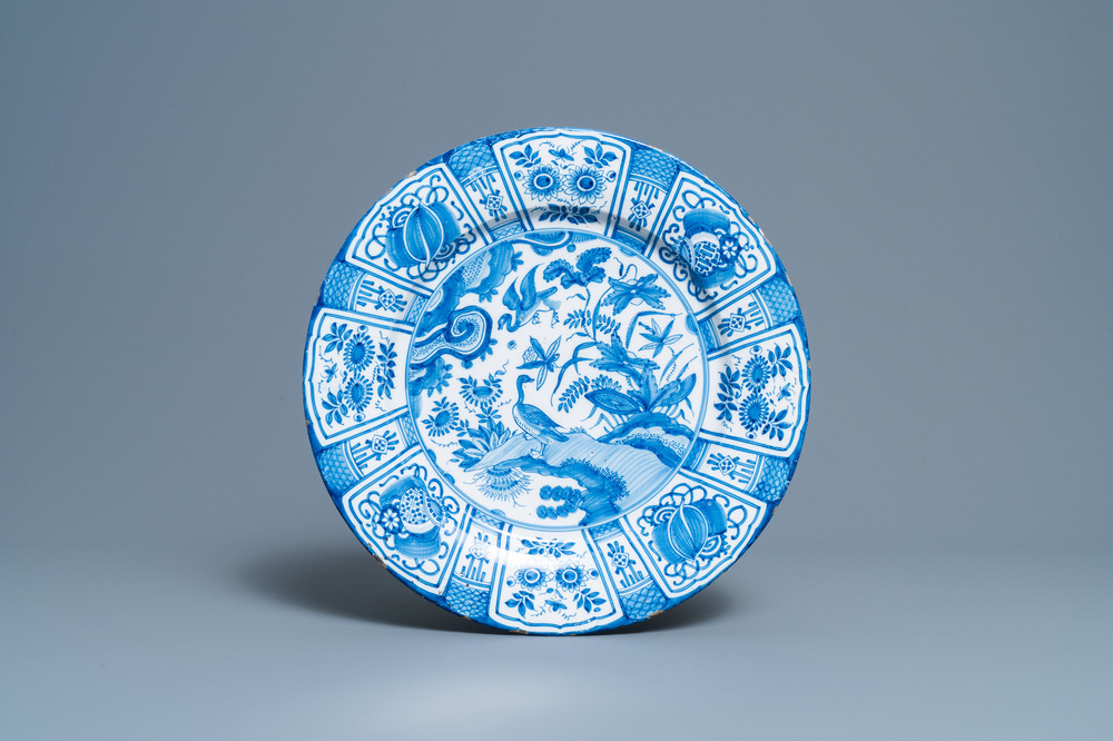 Un plat en fa&iuml;ence de Delft en bleu et blanc &agrave; d&eacute;cor d'une chinoiserie de style Wanli, fin du 17&egrave;me