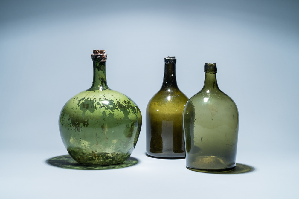 Drie grote groene glazen flessen, 18e - Rob Michiels Auctions