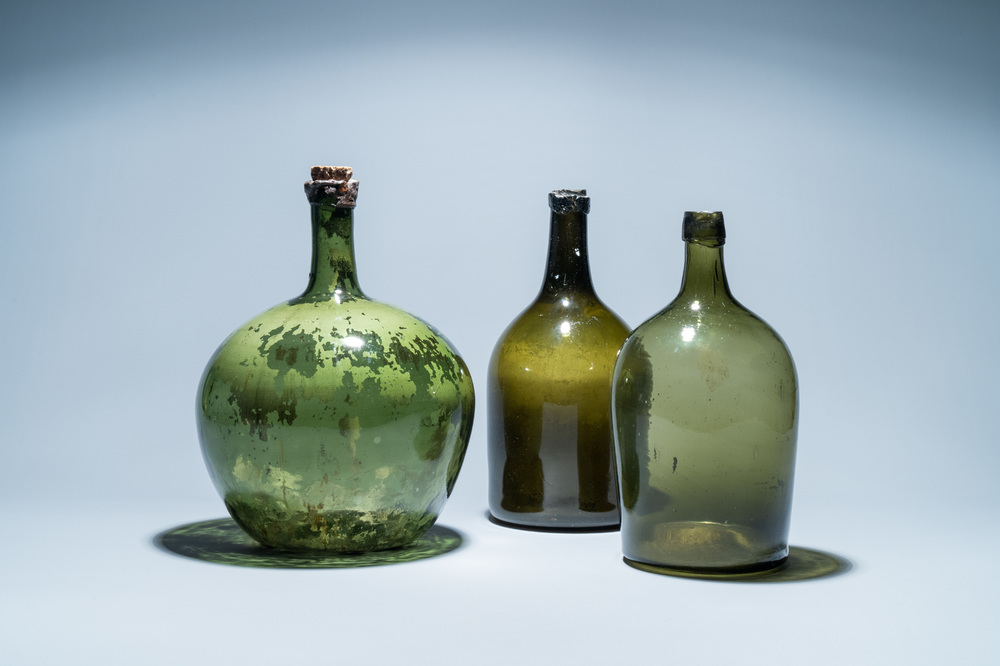 Trois grandes bouteilles en verre vert, 18&egrave;me