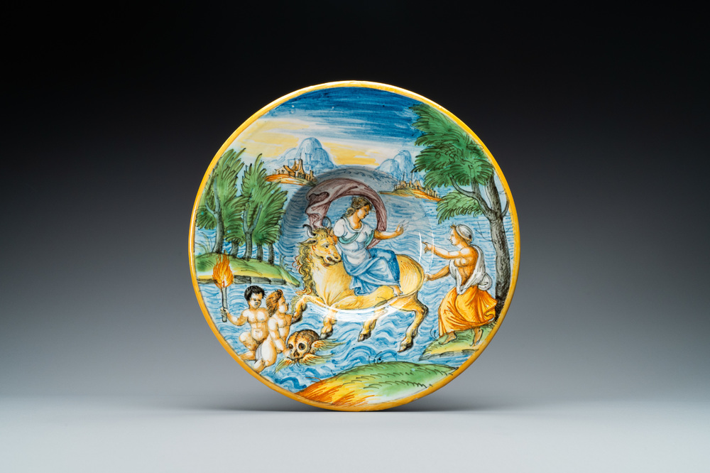 Een mythologische schotel in Franse majolica met 'Europa en de stier', Nevers, 1e helft 17e eeuw