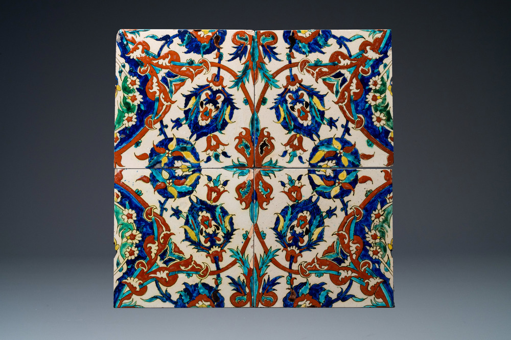 Quatre carreaux en c&eacute;ramique de style Iznik, Kutahya, Turquie, 19&egrave;me