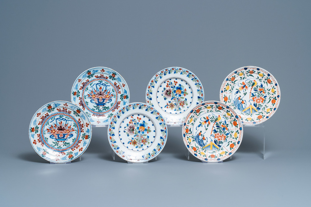 Trois paires d'assiettes en fa&iuml;ence polychrome de Delft, 18&egrave;me