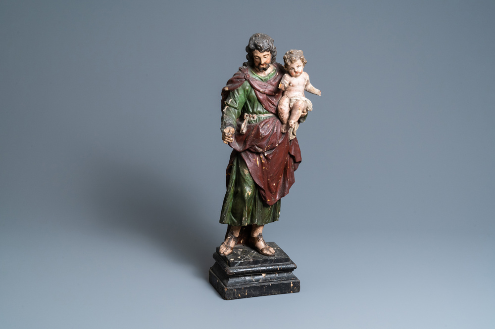 Een gepolychromeerde houten figuur van Sint-Jozef met kind, 2e helft 17e eeuw