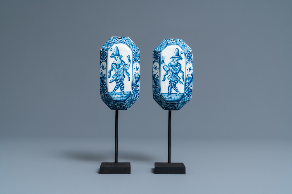 Une paire de dos de brosses en fa&iuml;ence de Delft en bleu et blanc &agrave; d&eacute;cor d'harlequins, 1&egrave;re moiti&eacute; du 18&egrave;me