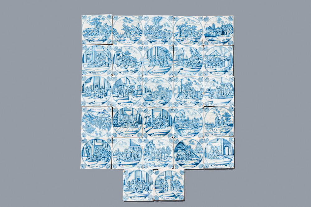 Zevenentwintig fijne blauw-witte Delftse bijbeltegels met anjerhoeken, 18e eeuw
