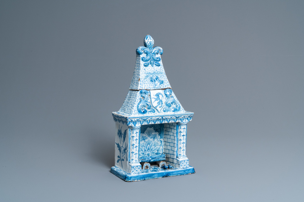 Een blauw-witte Delftse dekseldoos in de vorm van een haard, ca. 1800