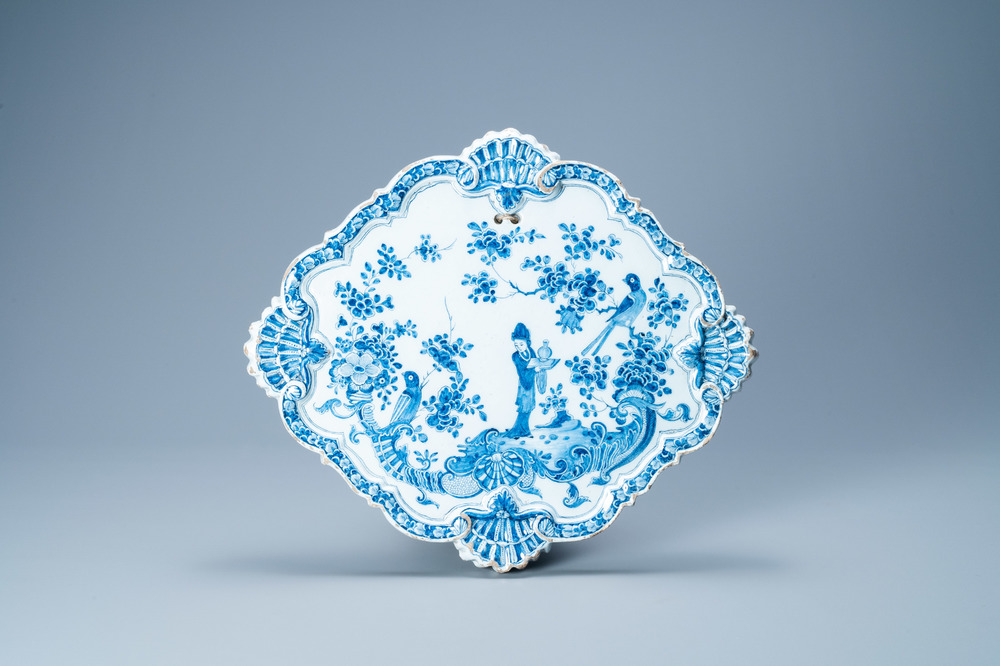 Een blauw-witte Delftse chinoiserie plaquette, 18e eeuw