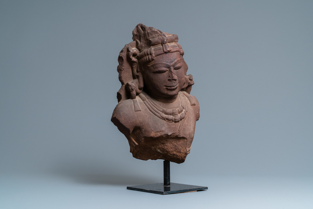 Un buste d'une nymphe c&eacute;l&eacute;ste en gr&egrave;s rouge, Inde Central, 10/11&egrave;me