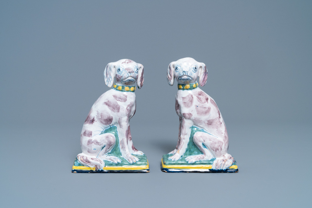 Een paar polychrome Delftse spaarpotten in de vorm van honden, 18e eeuw