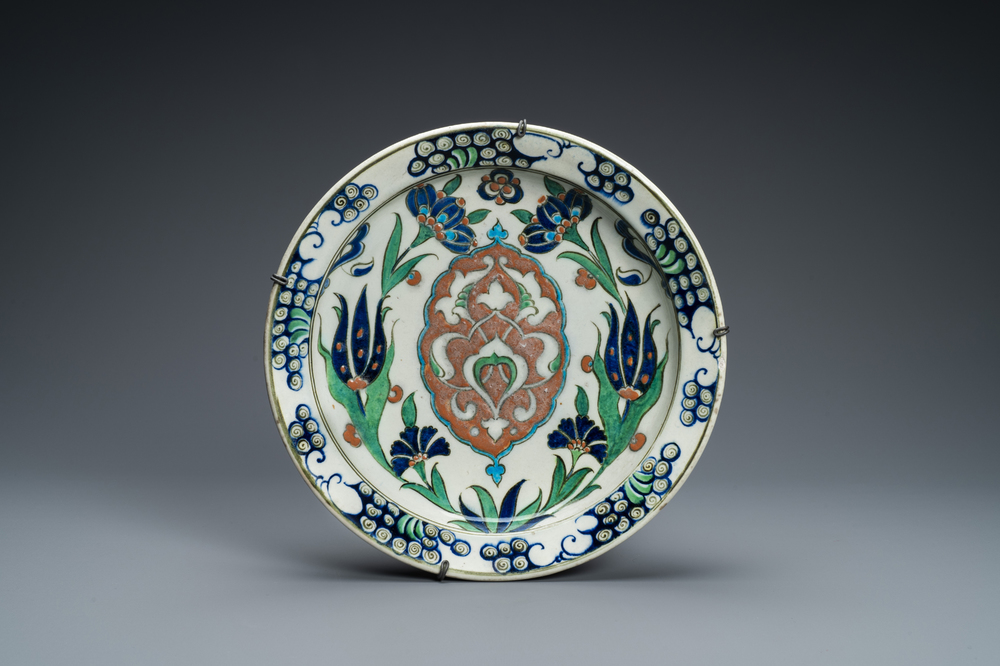 Un plat en c&eacute;ramique de style Iznik, Kutahya, Turquie, 19&egrave;me