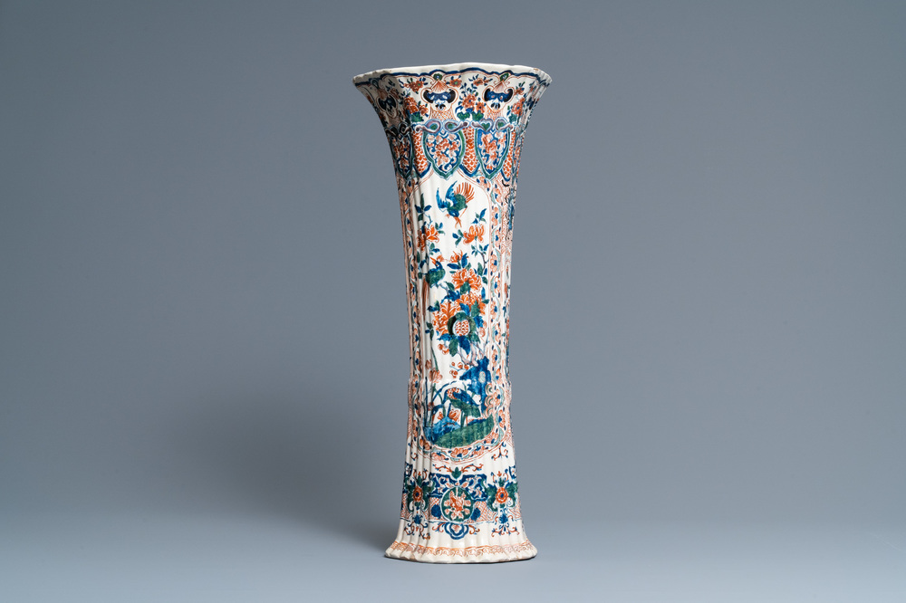A large Dutch Delft cashmere palette vase, ca. 1700