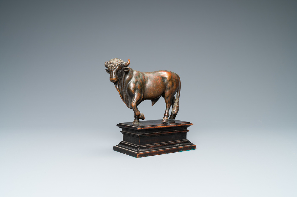 Toegeschr. aan Barth&eacute;l&eacute;my Prieur (Frankrijk, circa 1536-1611): een bronzen model van een stier met sporen van rode lak