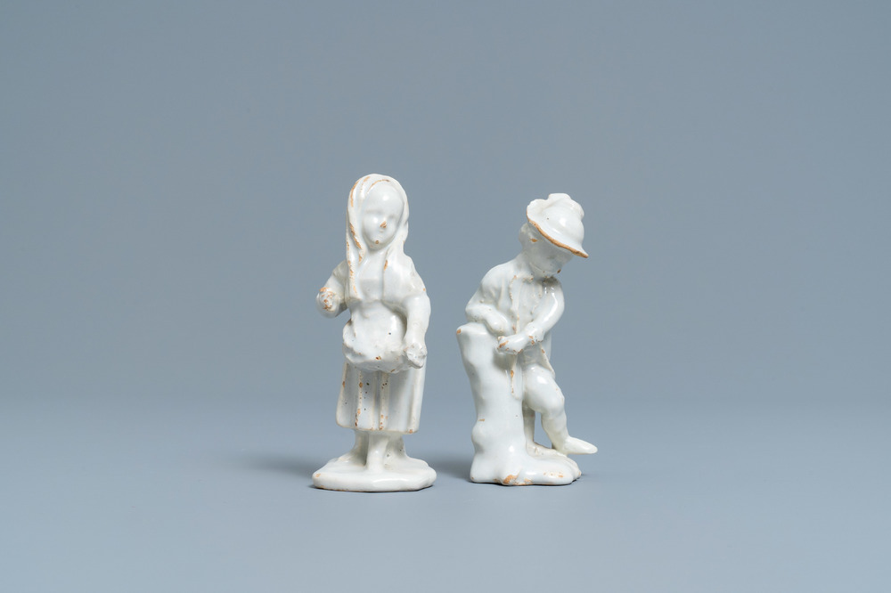 Une paire de figures d'un gar&ccedil;on et d'une fille en fa&iuml;ence blanche de Delft, 18&egrave;me