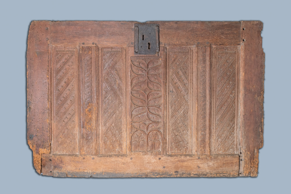 Een eikenhouten voorpaneel van een koffer met maaswerk panelen en geometrische motieven, Bretagne, Frankrijk, 17e eeuw