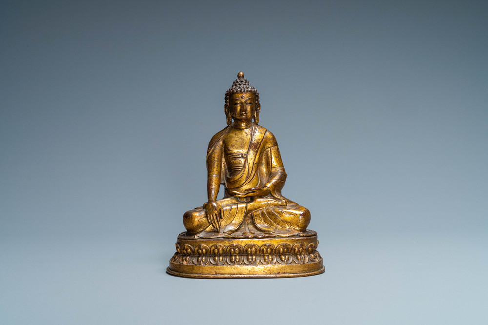 Een Sino-Tibetaanse vergulde bronzen figuur van Boeddha Shakyamuni, 18/19e eeuw