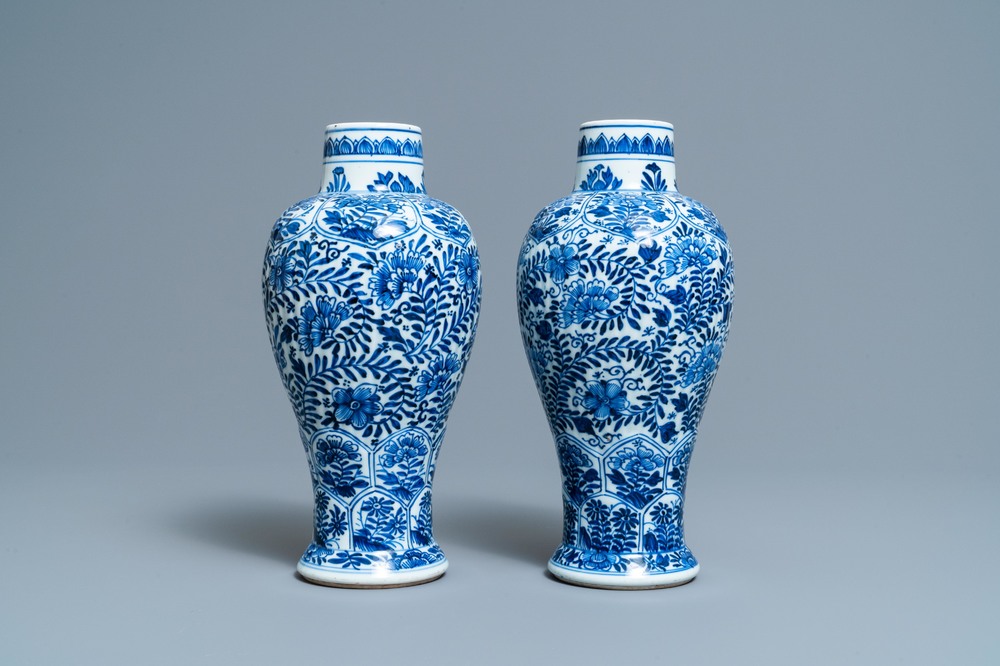 Une paire de vases en porcelaine de Chine bleu et blanc &agrave; d&eacute;cor floral, Kangxi