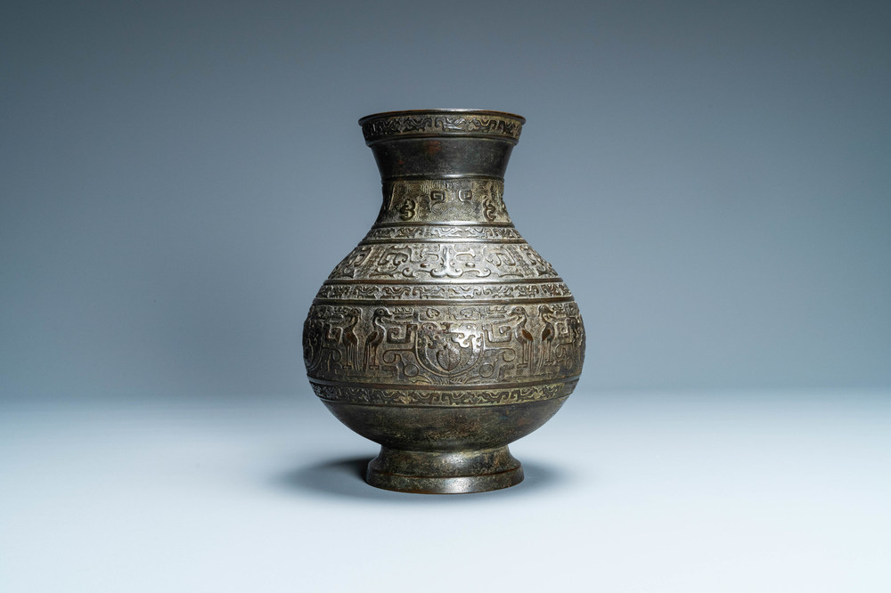 Un vase de forme 'hu' en bronze, Chine, 17/18&egrave;me