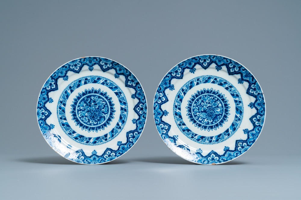 Une paire de plats en fa&iuml;ence de Delft en bleu et blanc, dat&eacute;s 1713