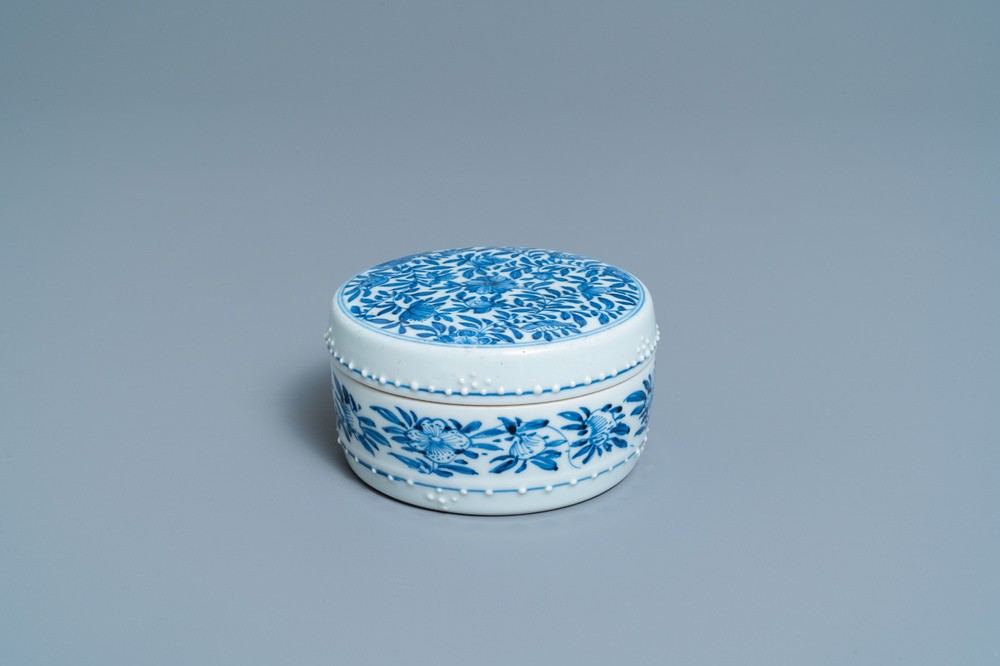 Une bo&icirc;te couverte en porcelaine de Chine en bleu et blanc, Kangxi