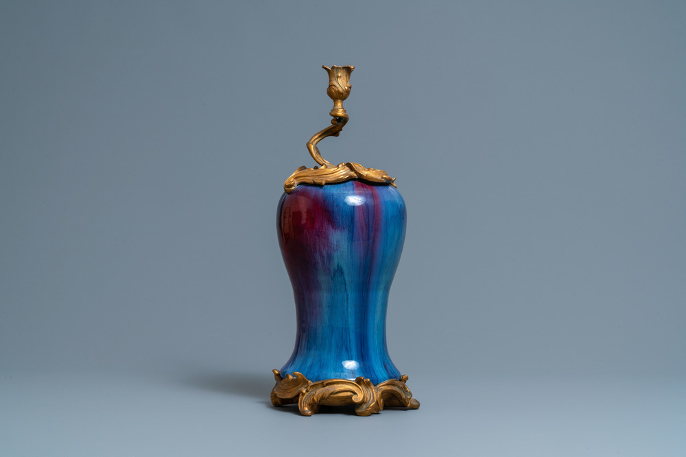 Un vase en porcelaine de Chine &agrave; &eacute;mail flamb&eacute; &agrave; monture en bronze dor&eacute;, 19&egrave;me