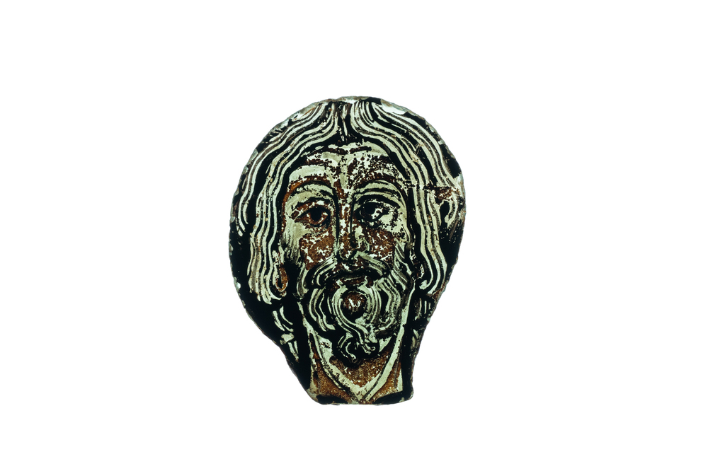 Een Romaans beschilderd glasfragment met het hoofd van Christus, Frankrijk, 11/12e eeuw