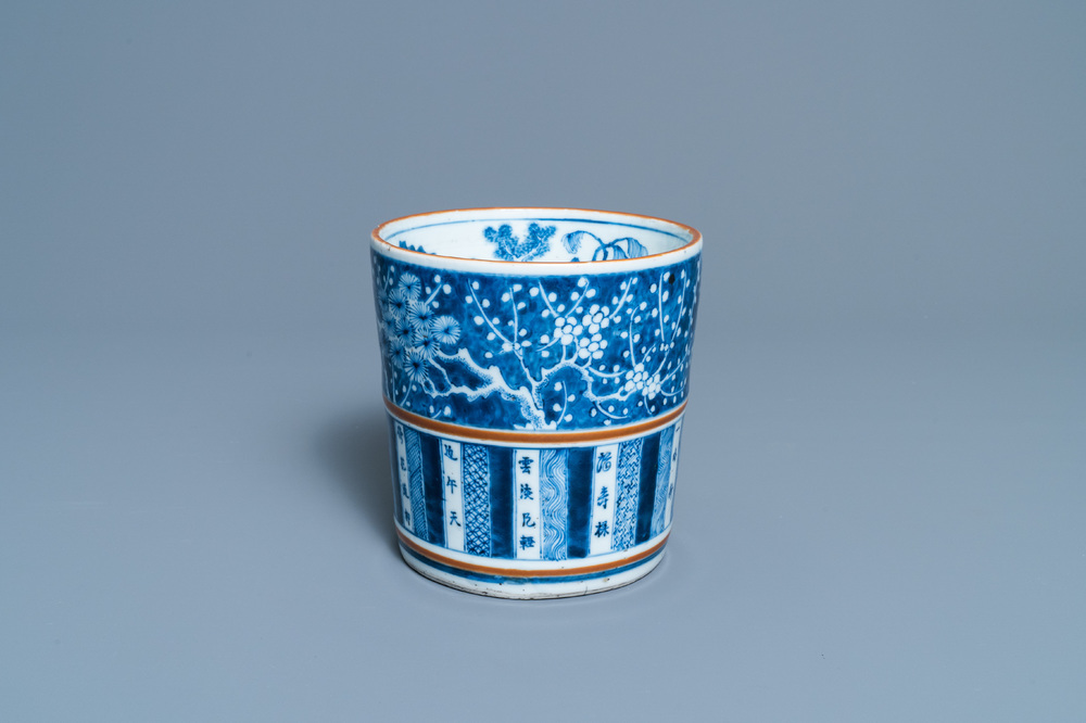 Een Chinese blauw-witte penselenbeker, 18/19e eeuw