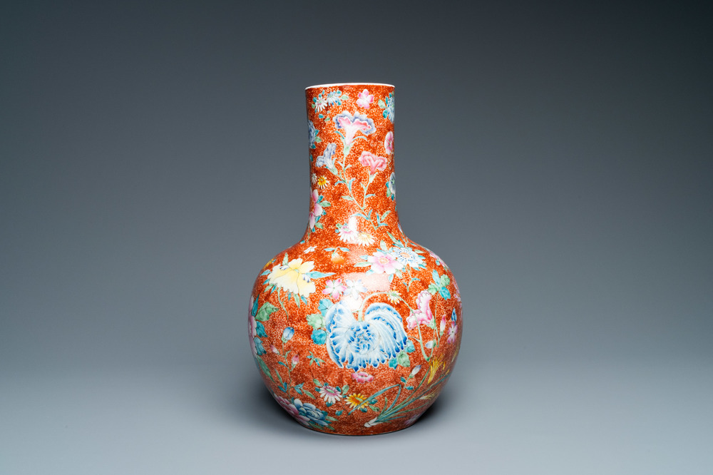 Un vase de forme bouteille en porcelaine de Chine famille rose &agrave; d&eacute;cor millefleurs, marque de Qianlong, R&eacute;publique