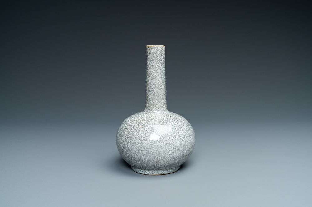 Een Chinese flesvormige ge-type vaas met craquel&eacute;, 18/19e eeuw