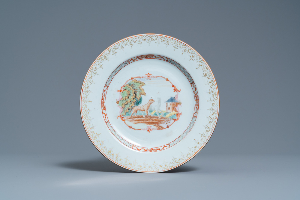 Une assiette en porcelaine de Chine famille rose &agrave; d&eacute;cor de la fable 'Le Loup et le Chien' d'apr&egrave;s de la Fontaine, Qianlong