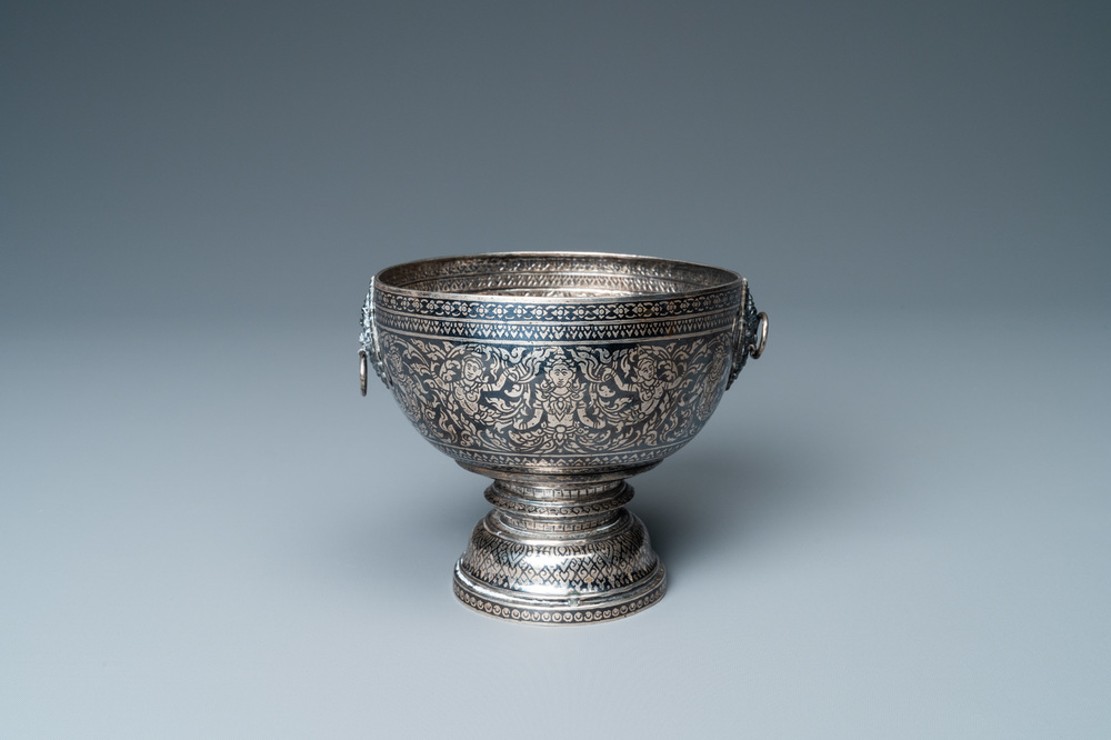 A Thai niello silver 'Thom Ngoen' bowl, 19/20th C.