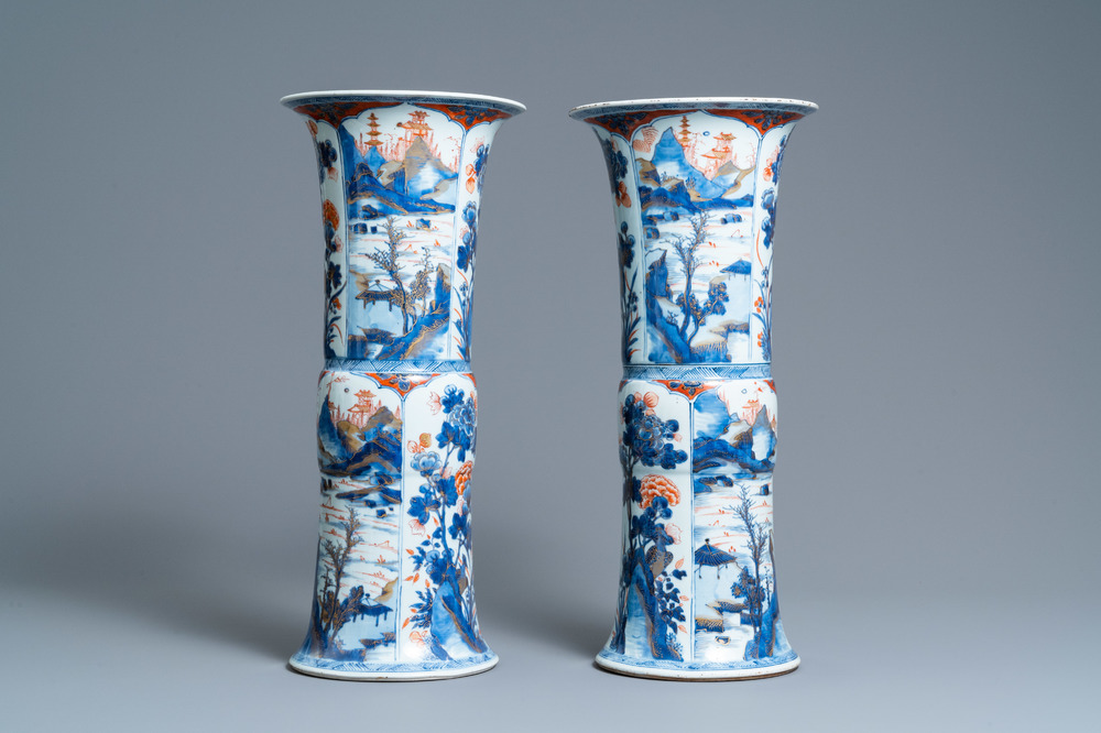 Une paire de vases de forme 'gu' en porcelaine de Chine de style Imari, Kangxi