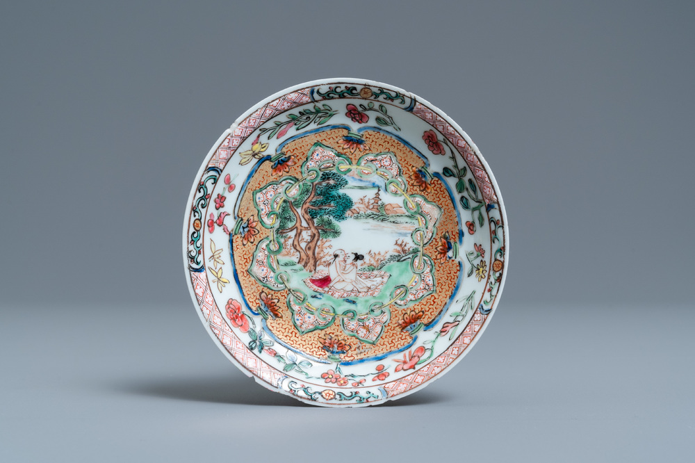 Une soucoupe en porcelaine de Chine famille rose, Yongzheng