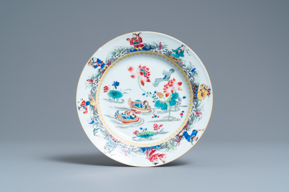 Une assiette en porcelaine de Chine famille rose &agrave; d&eacute;cor de canards et d'immortels, Yongzheng