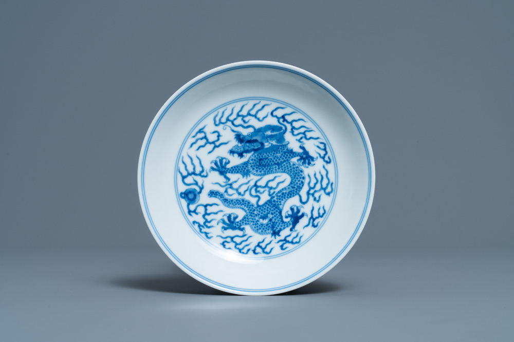 Une coupe en porcelaine de Chine en bleu et blanc &agrave; d&eacute;cor d'un dragon, marque et &eacute;poque de Guangxu