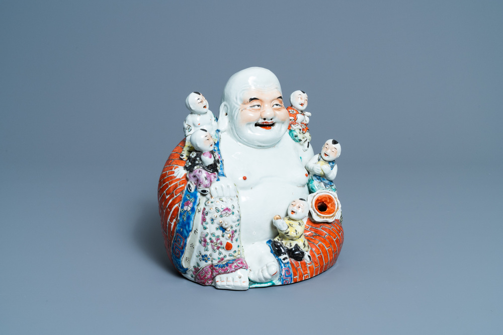 Une figure de Bouddha en porcelaine de Chine famille rose, marque en creux, 19/20&egrave;me